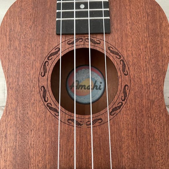 Brown Amahi Concert Ukulele with Black Fretboard and Aquila strings - Picture 2 of 5